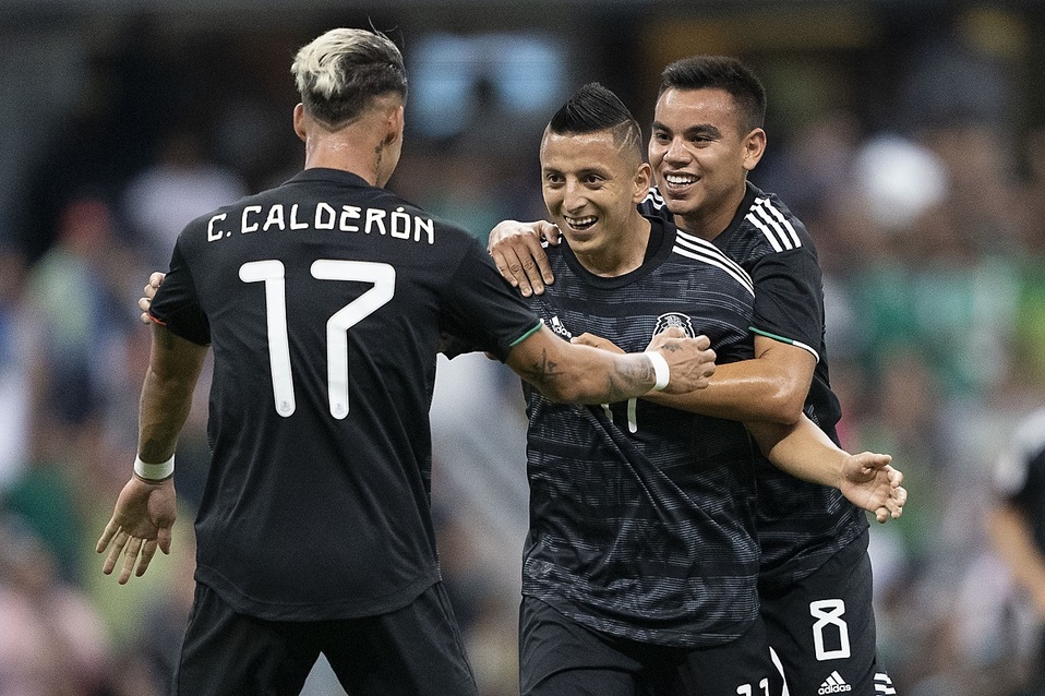Roberto Alvarado y Carlos Rodríguez en festejo de gol (Imago7)