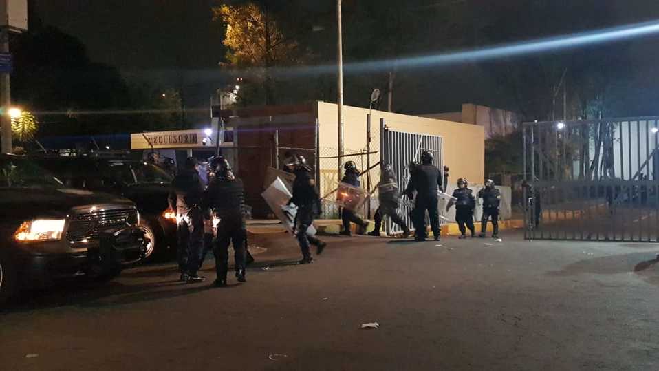 Traslado de internos bajo un fuerte operativo policíaco. (Foto: Rogelio López)