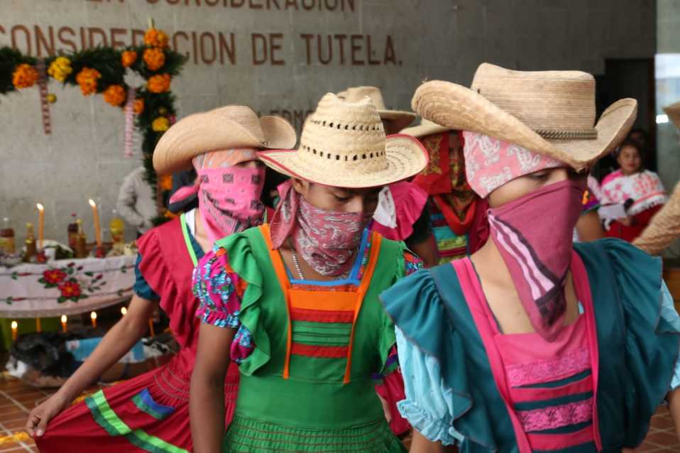 Alumnos de Huejutla y Acaxochitlan realizan una demostración de los festejos del Xantolo y Mijkailjuitt. (Jorge Sánchez)