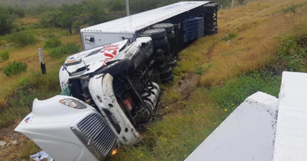 El conductor del tráiler se desvió de la carretera a Saltillo ocasionando la volcadura. (Foto: Especial)