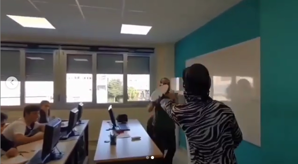 Detienen a youtuber que lanzó pastel en la cara a profesor (Captura de pantalla).