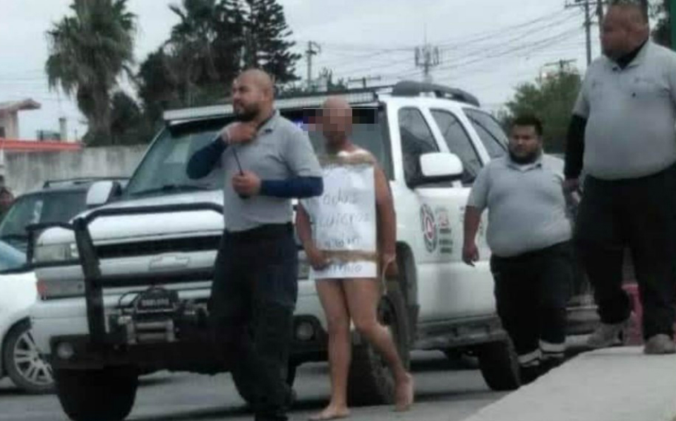 Exhiben y desnudan a supuesta banda de ladrones en Matamoros (Foto/CORTESÍA)