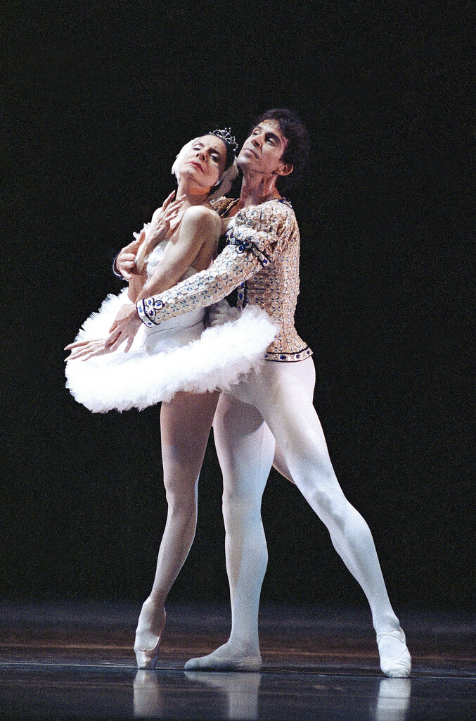 En esta foto del 14 de enero de 1990, los astros del ballet Alicia Alonso, de 72 años, y Orlando Salgado bailan "El Lago de los Cisnes" durante un ens