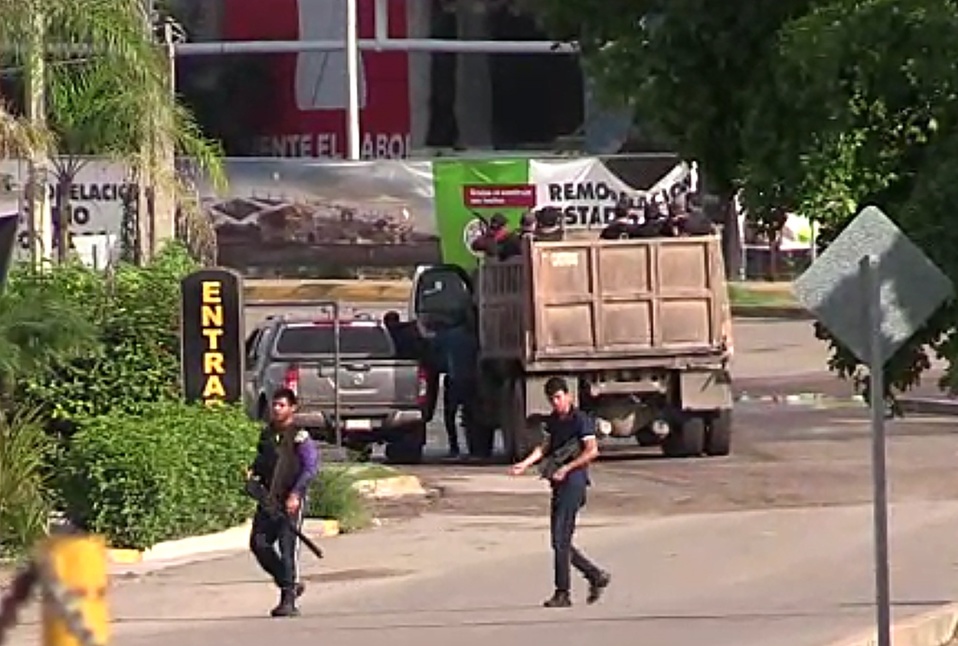 Hombres armados en calles de Culiacán, Sinaloa, tras operativo para capturar a hijo de 'El Chapo'. (AFP)