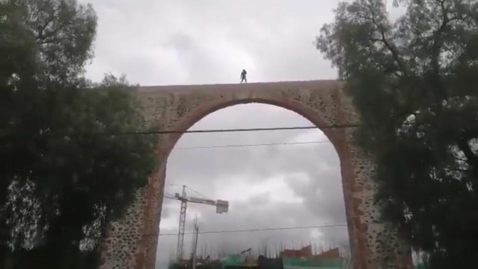 El joven amenazó con aventarse desde los arcos. (Estrella Álvarez)