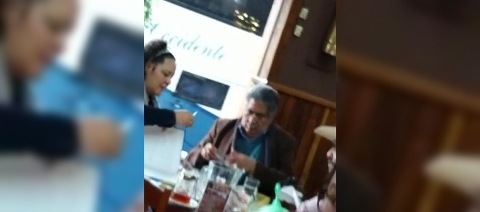 El líder campesino volvió a comer en el Café La Habana, cerca de la Segob, antes de viajar a Querétaro. (Especial)