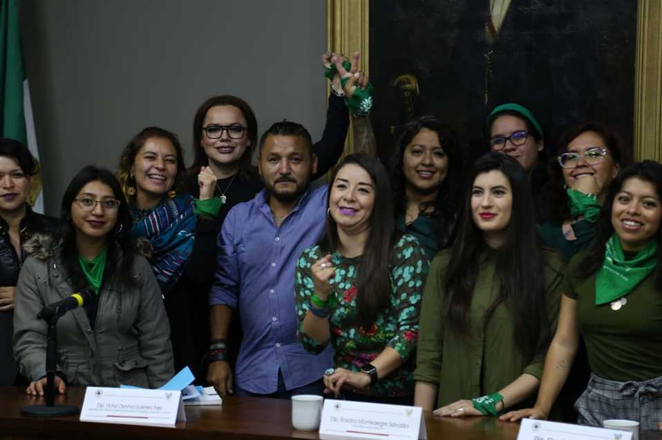 "El Mijis" e integrantes del movimiento Marea Verde de Hidalgo. (Jorge Sánchez)