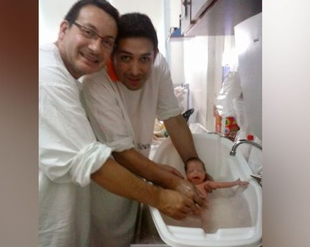 Una pareja gay adoptó a una bebé con VIH. (Twitter)