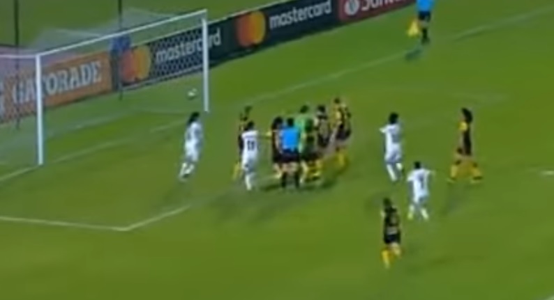 La pelea entre jugadoras del Colo Colo y el Peñarol (Captura de pantalla)