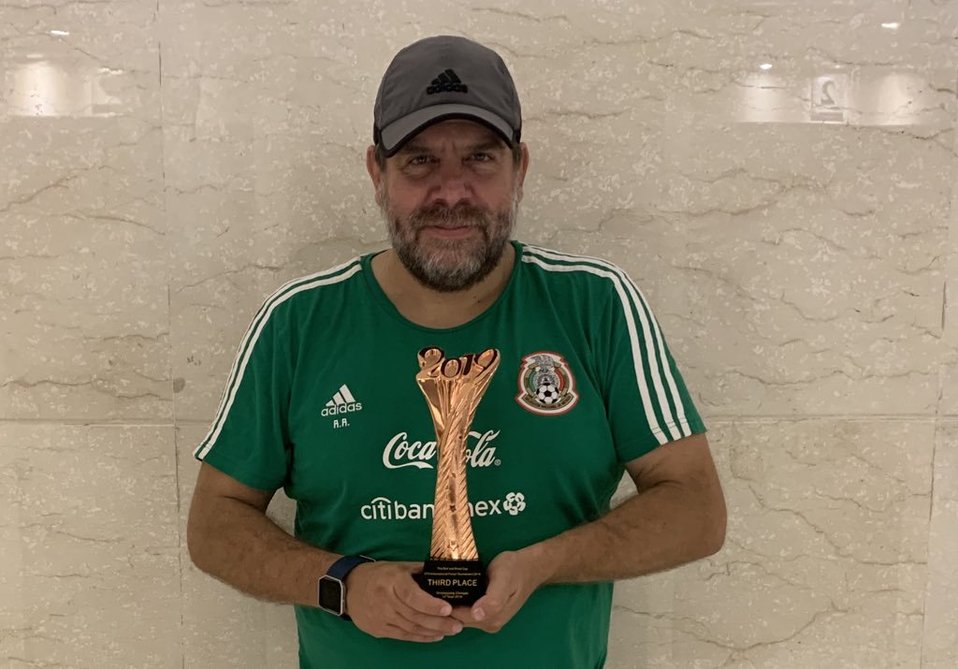 ¿Quién es Ramón Raya, eterno técnico de la selección nacional de playa? (Twitter)