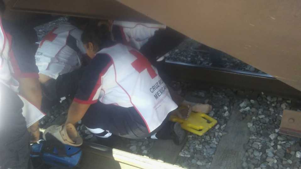 Testigos señalaron que la mujer no reaccionó a tiempo, por lo que fue arrollada, quedando debajo de los vagones. (Especial)