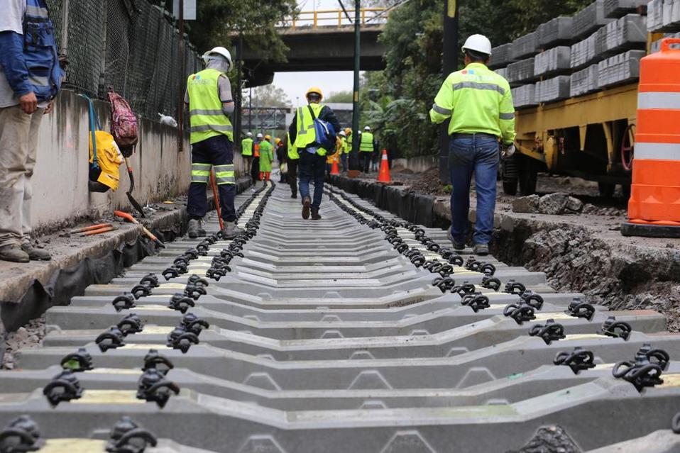 Los trabajos son para cambiar las vías en el Tren Ligero. (Jorge Carballo)