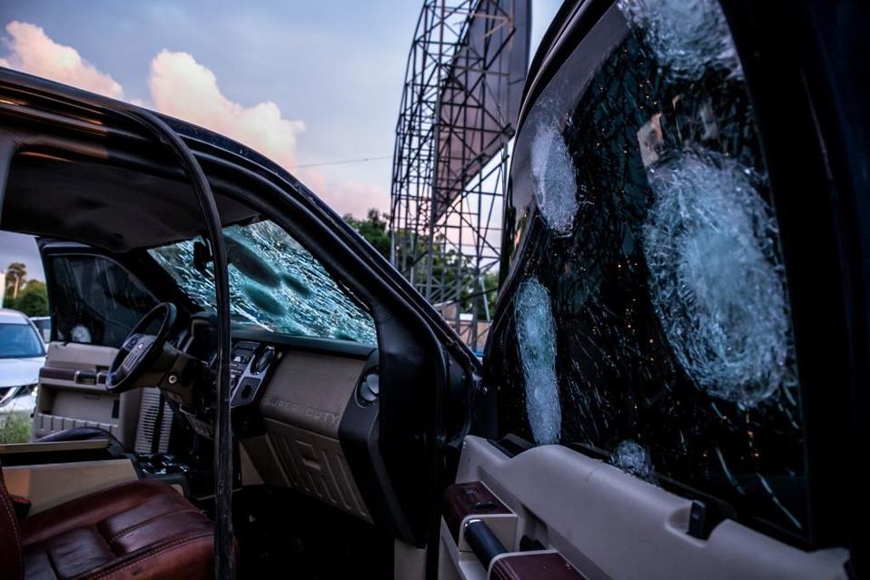 Un vehículo en las calles de Culiacán con impactos de arma de fuego (Cuartoscuro)