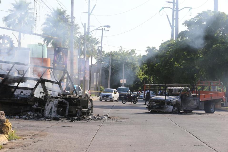 Las calles principales de Culiacán fueron acordonadas para dar paso a las investigaciones. (Jorge Craballo)