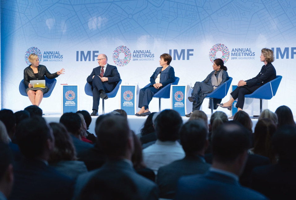 La directora del FMI, Kristalina Georgieva (al centro), dijo que “la economía mundial atraviesa una desaceleración sincronizada”, durante el encuentro