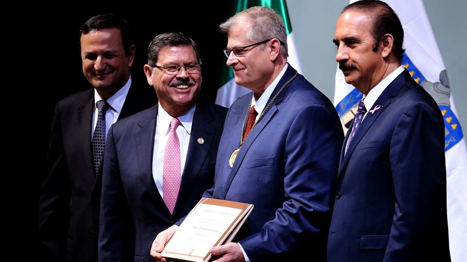 La entrega de la medalla se realizó en las instalaciones del Teatro Universitario, en la Unidad de Mederos. (Foto: Especial)