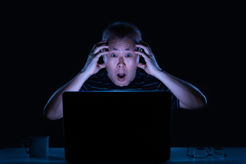 Exponerte a la luz azul podría acelerar el envejecimiento (Shutterstock)
