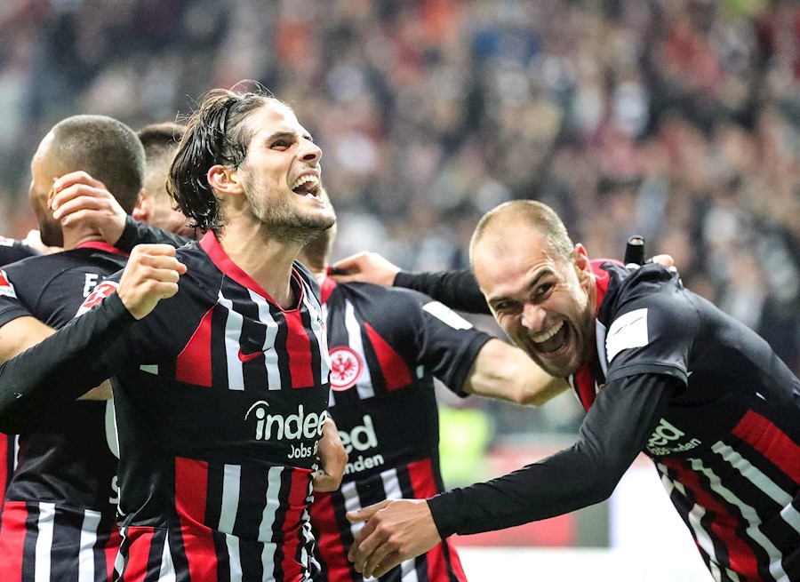 Los jugadores del Frankfurt celebrando con Goncalo Paciencia (EFE)
