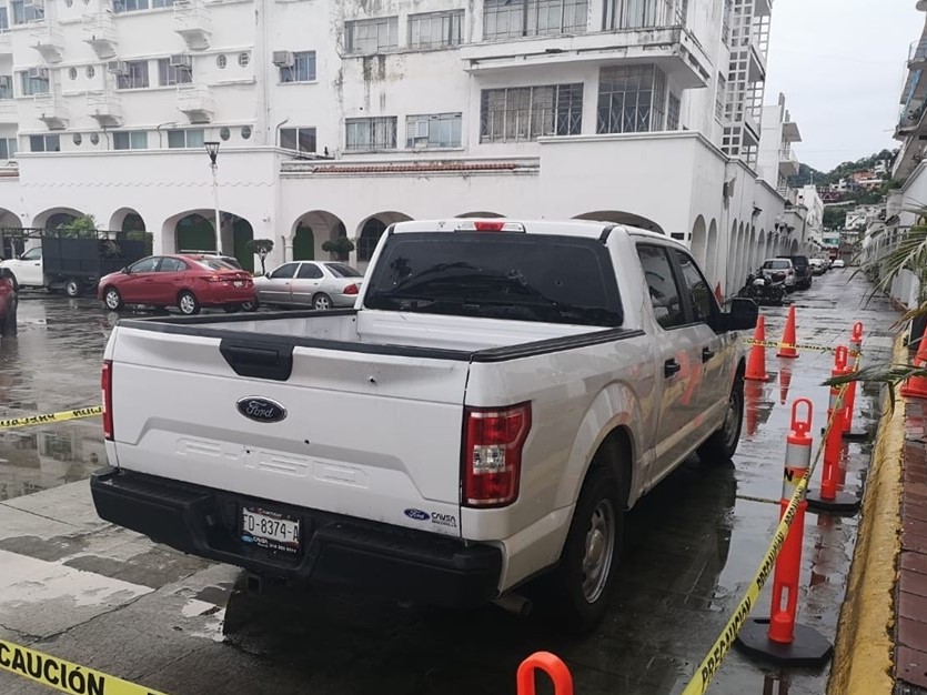 La camioneta tiene impactos de bala. (Facebook)