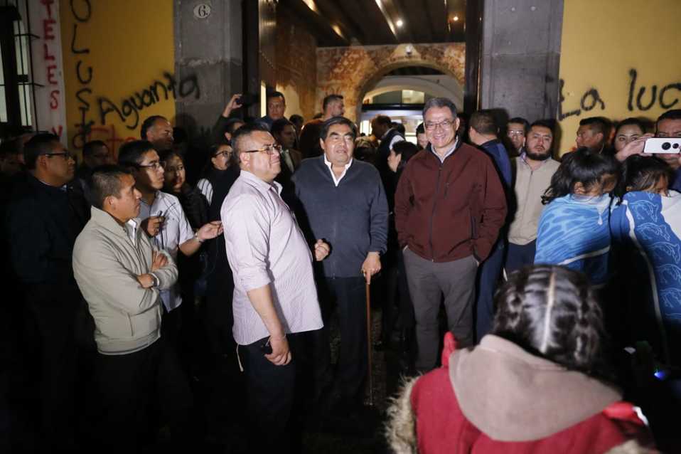 El mandatario escuchó las peticiones y propuestas de las representantes del Consejo Estudiantil. (Especial)