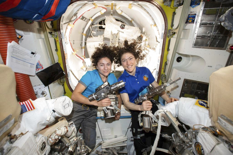 Por primera vez mujeres de la NASA realizan caminata espacial (AP).