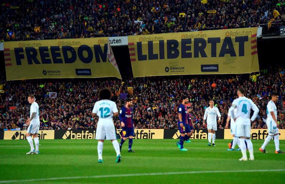 Pancartas independentistas en un Clásico (AFP)