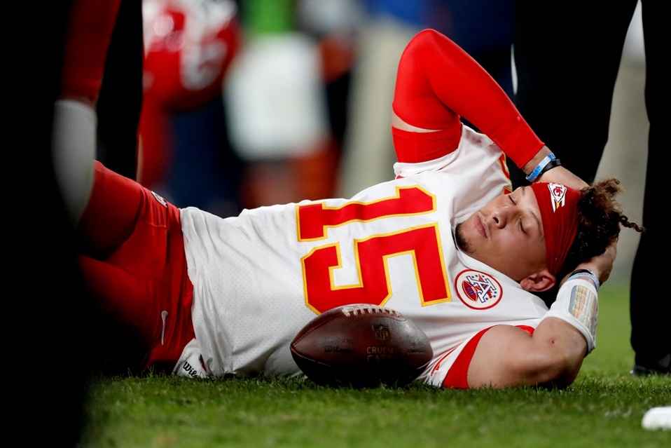 Patrick Mahomes estará tres semanas fuera del emparrillado (AP)