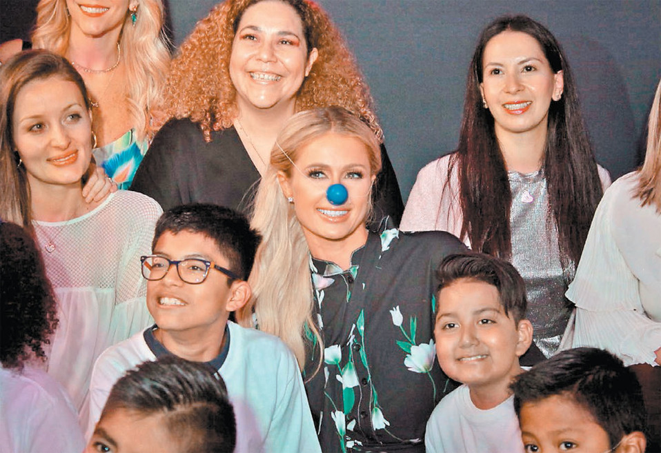 La ‘socialité’ generó sonrisas de sus invitados al ponerse la nariz de payaso. (Alfonso Manzano)
