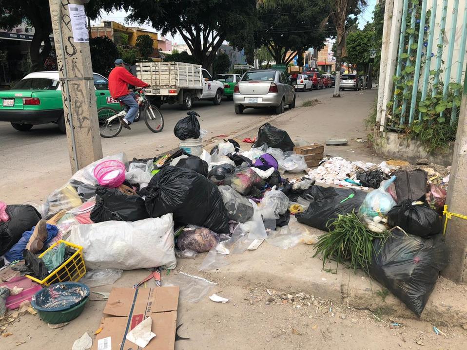 Tiran basura en colonia San Felipe de Jesús, en León