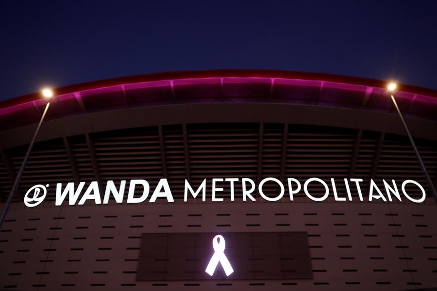 El Wanda Metropolitano vestido de rosa en contra del cáncer de mama (EFE)