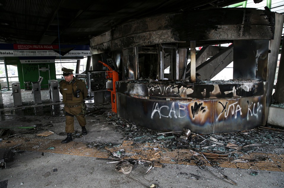Una estación del Metro en Santiago fue incendiada por los manifestantes. (AP)