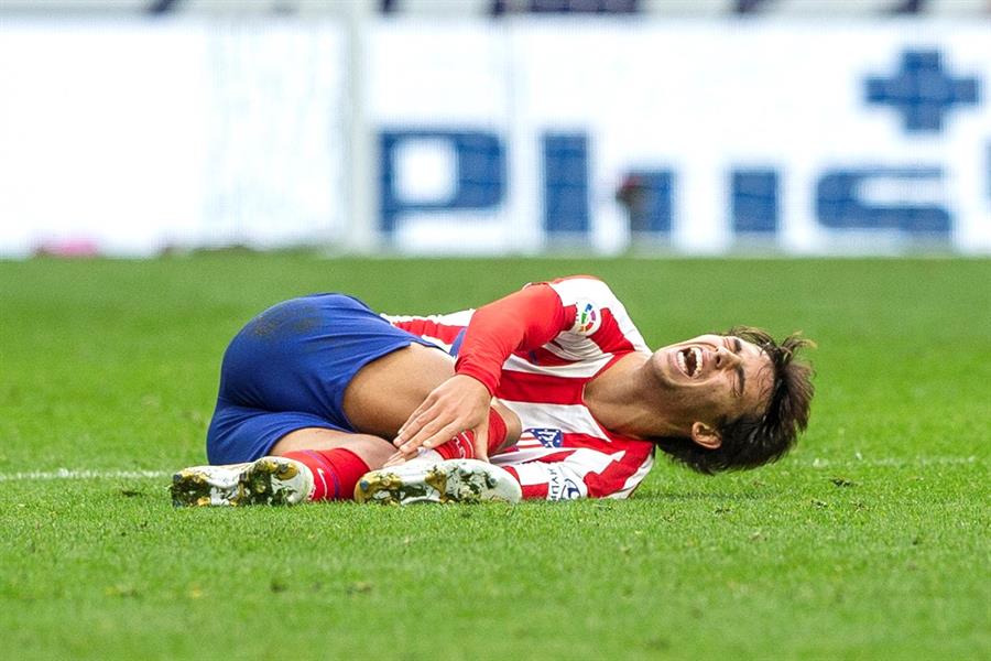Joao Félix sufrió un esguince en el tobillo con el Atlético de Madrid en el duelo ante el Valencia (EFE)