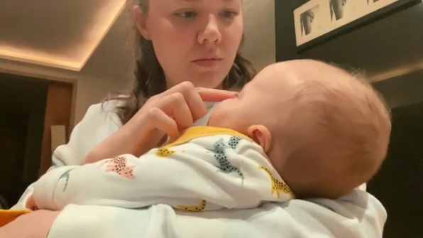 Joy cantando a su bebé (Instagram).