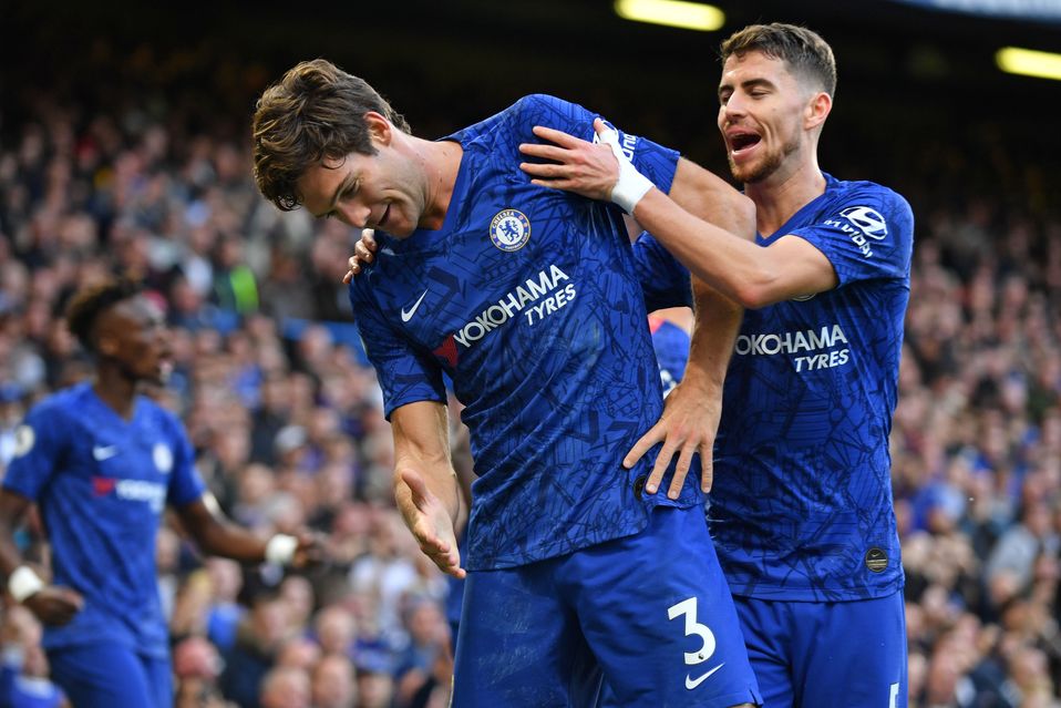 Marcos Alonso marcó para el Chelsea (AFP)