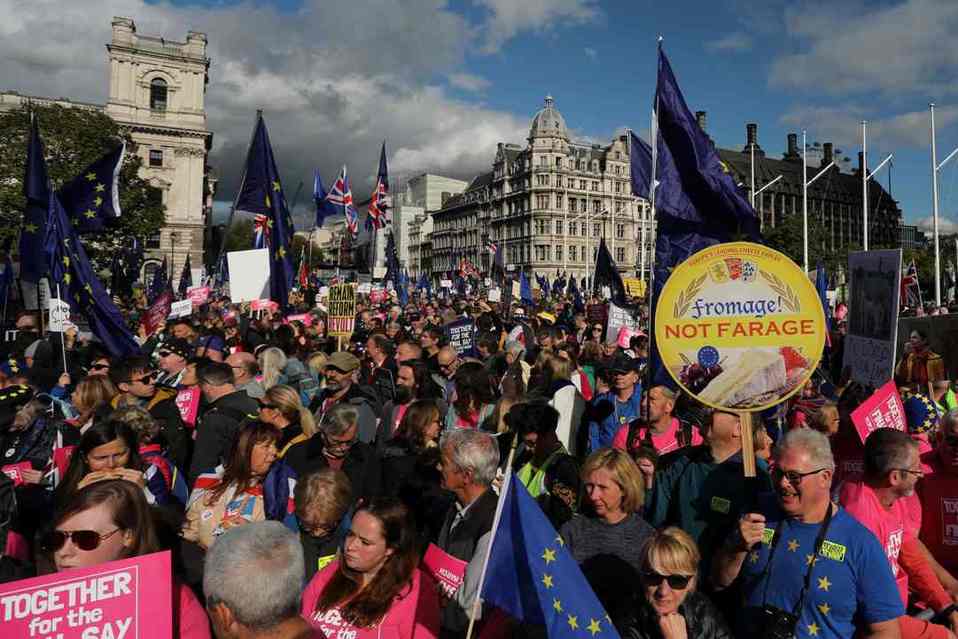 Miles de personas protestan en el centro de Londres contra el brexit. | AFP