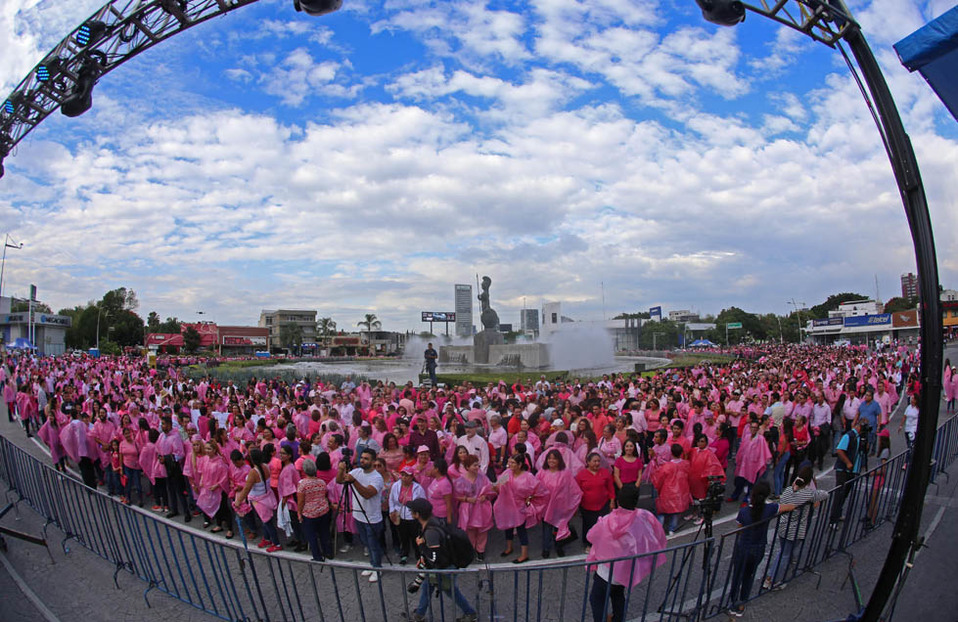 En La Minerva, mujeres, niñas y hombres se reunieron para recordar la importancia de prevenir el cáncer (Fernando Carranza)