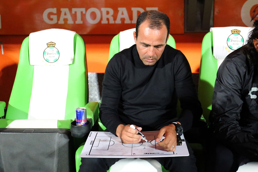 Óscar Pareja se quedó sorprendido por la goleada que sufrió su equipo ante Santos Laguna. (Rolando Riestra)