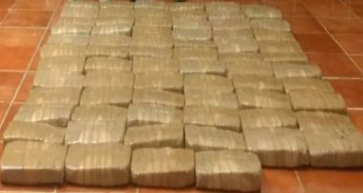 Los paquetes con mariguana estaban escondidos en una parte de la camioneta que conducían. (David Monroy)
