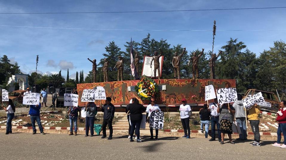 Pobladores con un megáfono se distribuyeron en ambos lados del camino. (Jannet López)