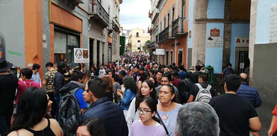 Turistas en Guanajuato durante las festividades del Festival Internacional Cervantino.