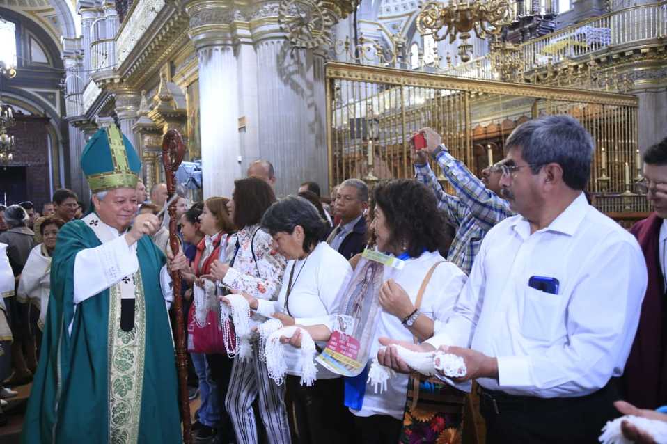 El arzobispo de Puebla, Víctor Sánchez Espinosa, realizó la bendición de más de un millón rosarios. (Andrés Lobato)