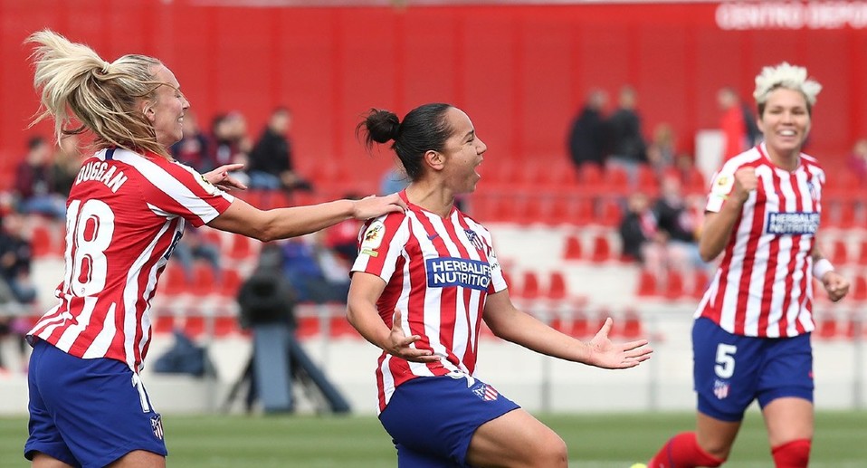 Charlyn Corral festejando tras el gol de la victoria ante Madrid CFF (Twitter @AtletiFemenino)