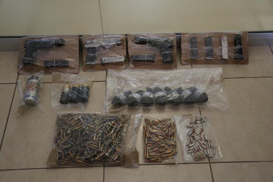 Entre lo decomisado tras el operativo en Culiacán se encuentra una ametralladora, 8 armas largas, 3 armas cortas y 7 granadas de fragmentación.