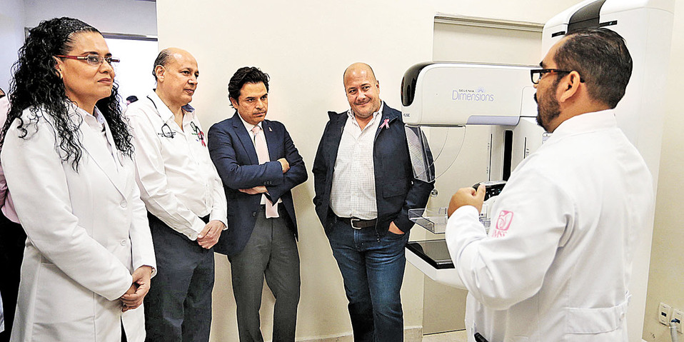 El director del IMSS, Zoé Robledo, y el gobernador de Jalisco, Enrique Alfaro (al centro), durante la apertura de la unidad. (Especial)