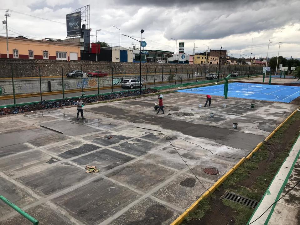 Foto: Viviana Martínez / Reparan canchas en Malecón del Río.