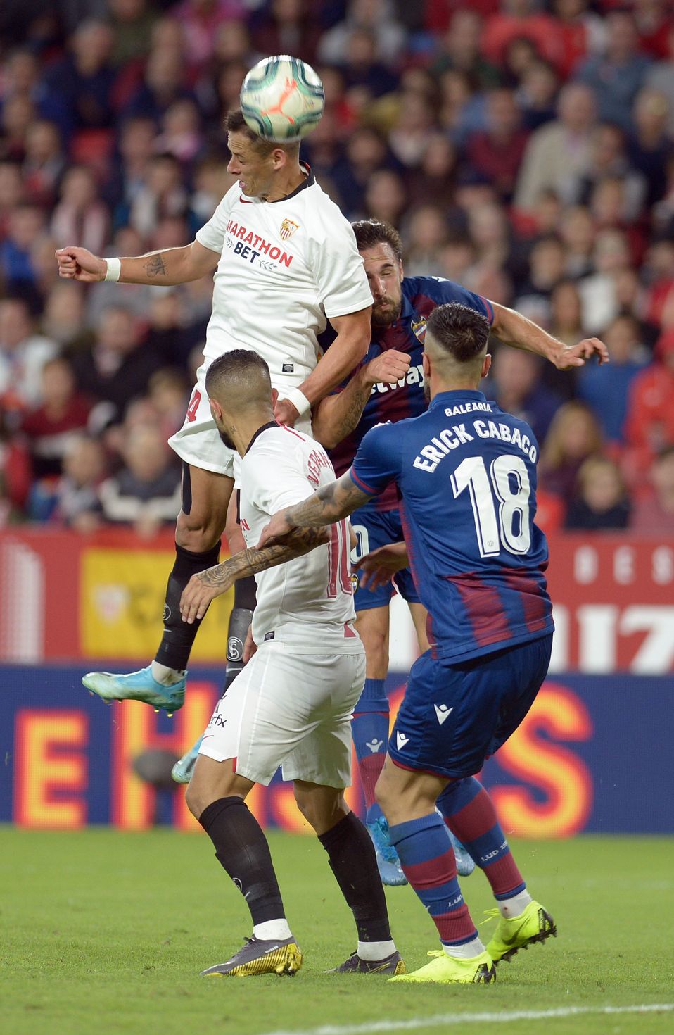 Javier Hernández disputando el balón con la cabeza (AFP)