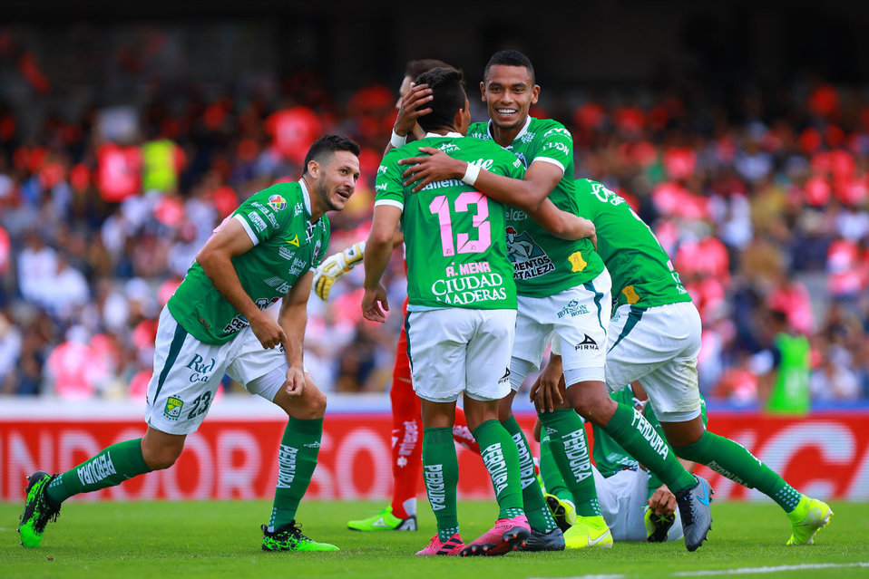 Jugadores de León en festejo de gol en duelo ante Pumas (Imago7)