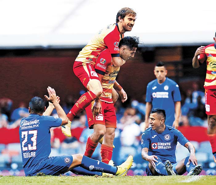 Los jugadores de Morelia celebran un gol de Ferreira. Imago7