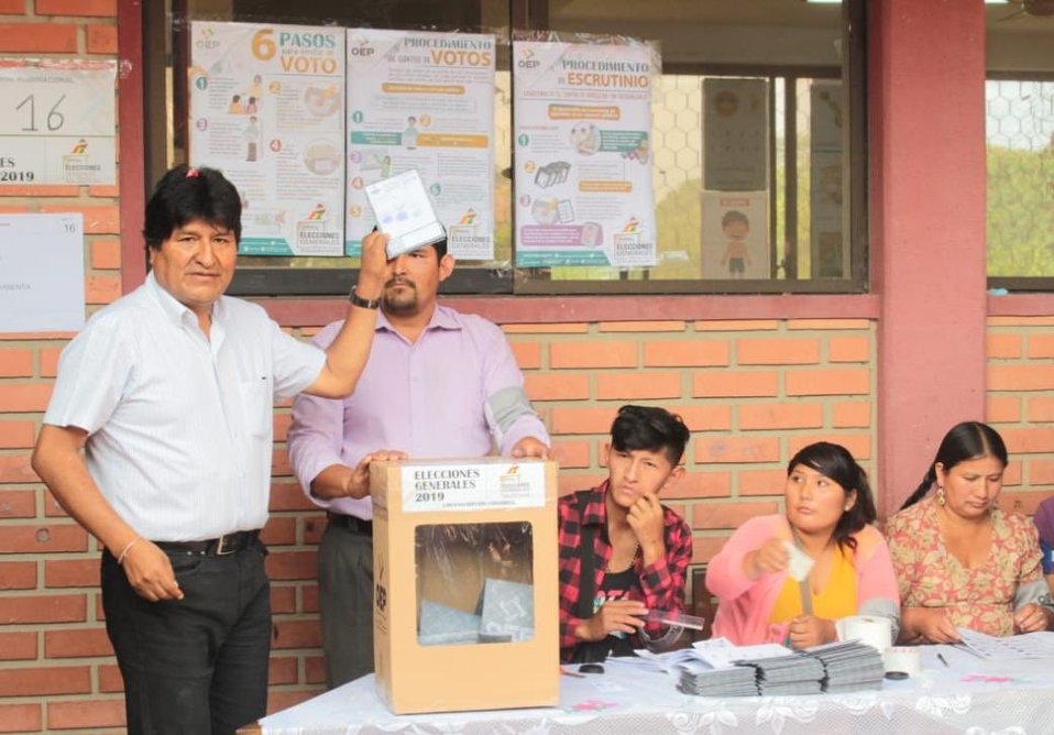 El mandatario que va por su cuarto mandato, invitó a los bolivianos a votar (@evoespueblo)