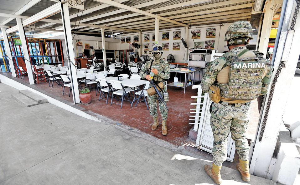 Marinos vigilan comercios y avenidas principales de Culiacán. (Jorge Carballo)